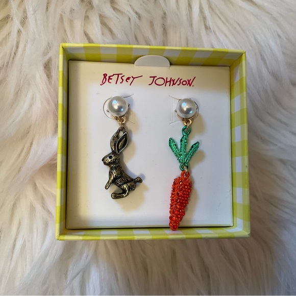 Betsey Johnson Mismatched Carrot & Bunny Drop Earrings - New in Box - Picture 2 of 9